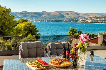 Penthouse Apartment with Shared Pool in Okrug Gornji