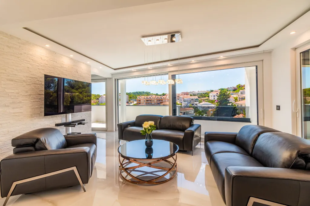 Penthouse Apartment with Shared Pool in Okrug Gornji