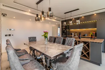 Penthouse Apartment with Shared Pool in Okrug Gornji