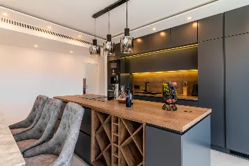 Penthouse Apartment with Shared Pool in Okrug Gornji