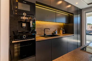 Penthouse Apartment with Shared Pool in Okrug Gornji