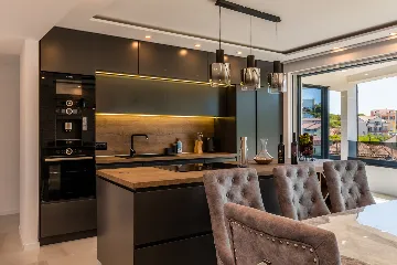 Penthouse Apartment with Shared Pool in Okrug Gornji