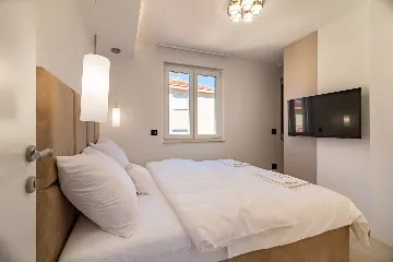 Penthouse Apartment with Shared Pool in Okrug Gornji