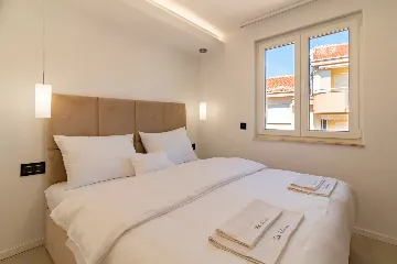 Penthouse Apartment with Shared Pool in Okrug Gornji