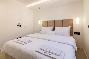 Penthouse Apartment with Shared Pool in Okrug Gornji