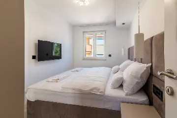 Penthouse Apartment with Shared Pool in Okrug Gornji