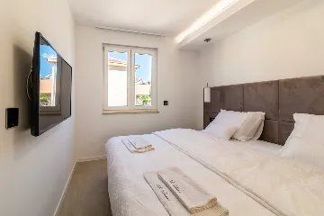 Penthouse Apartment with Shared Pool in Okrug Gornji