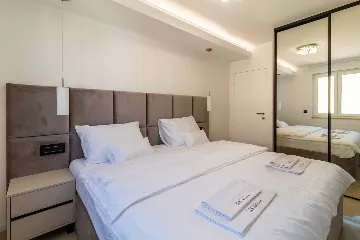 Penthouse Apartment with Shared Pool in Okrug Gornji