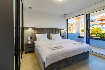 Penthouse Apartment with Shared Pool in Okrug Gornji