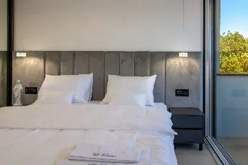 Penthouse Apartment with Shared Pool in Okrug Gornji