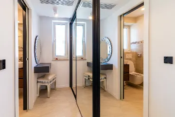 Penthouse Apartment with Shared Pool in Okrug Gornji