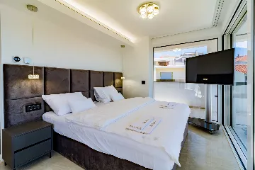 Penthouse Apartment with Shared Pool in Okrug Gornji