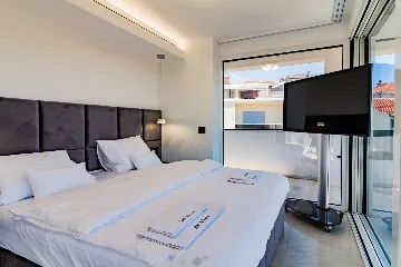 Penthouse Apartment with Shared Pool in Okrug Gornji