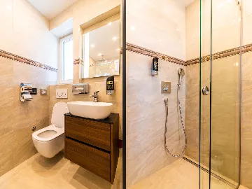 Penthouse Apartment with Shared Pool in Okrug Gornji