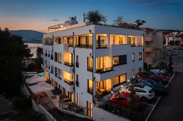 Penthouse Apartment with Shared Pool in Okrug Gornji