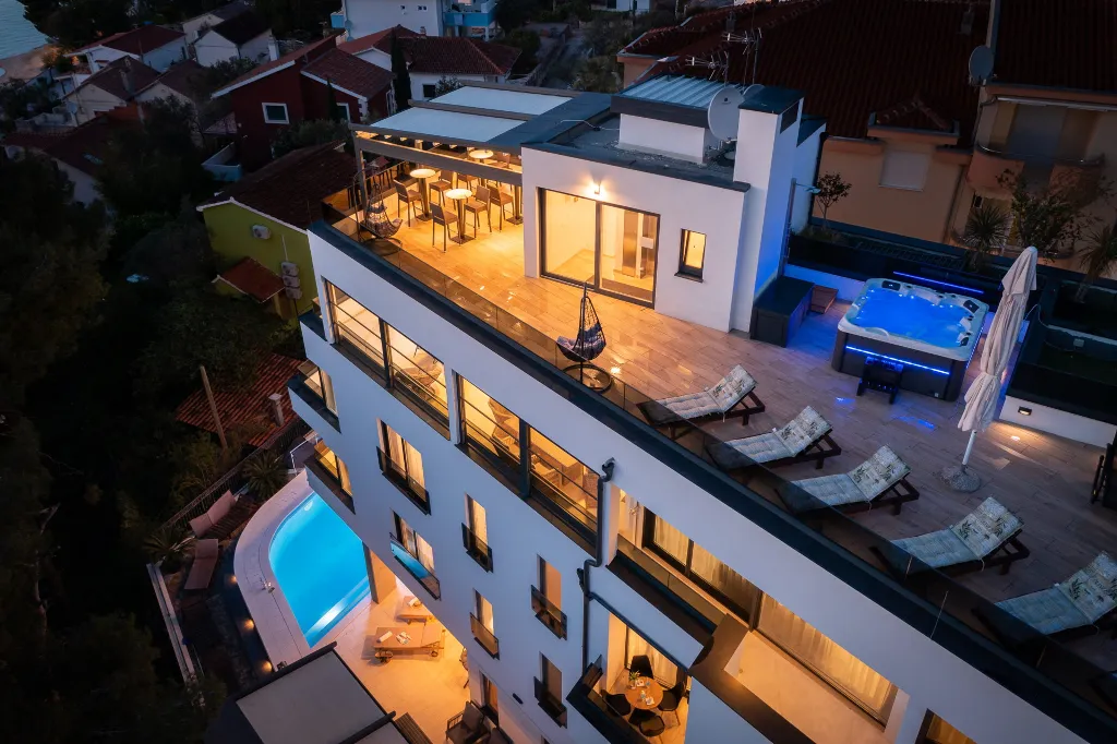 Penthouse Apartment with Shared Pool in Okrug Gornji