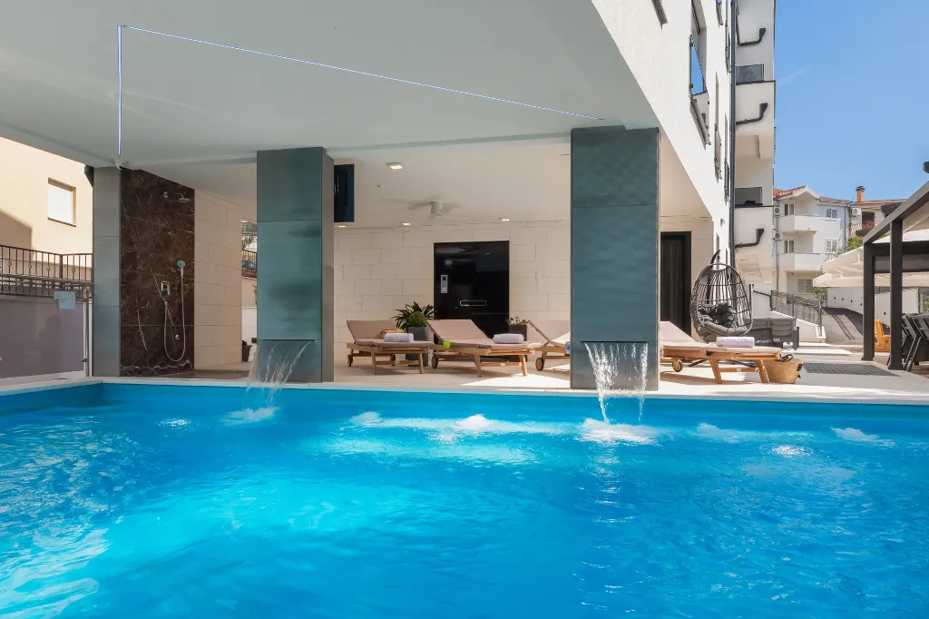 Modern Seaside Apartment with Pool, Okrug Gornji