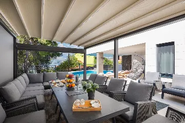 Modern Seaside Apartment with Pool, Okrug Gornji