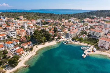 Modern Seaside Apartment with Pool, Okrug Gornji