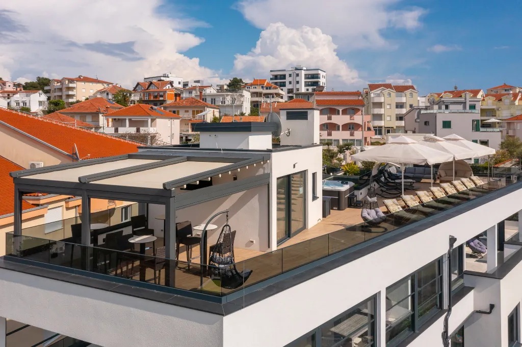 Modern Seaside Apartment with Pool, Okrug Gornji