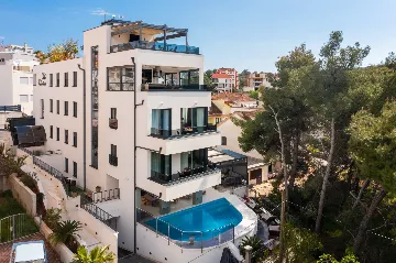 Modern Seaside Apartment with Pool, Okrug Gornji