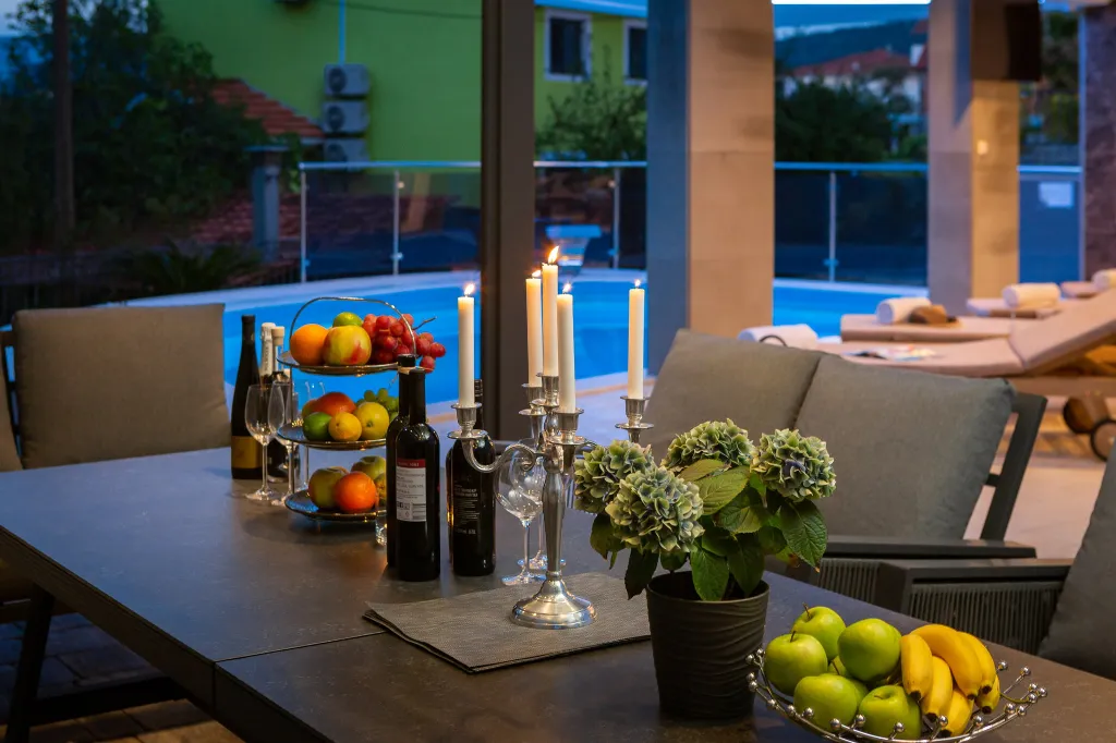 Modern Seaside Apartment with Pool, Okrug Gornji