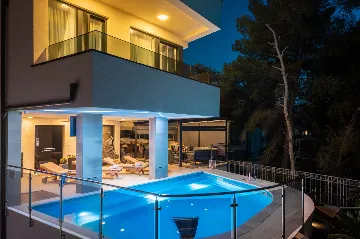 Modern Seaside Apartment with Pool, Okrug Gornji