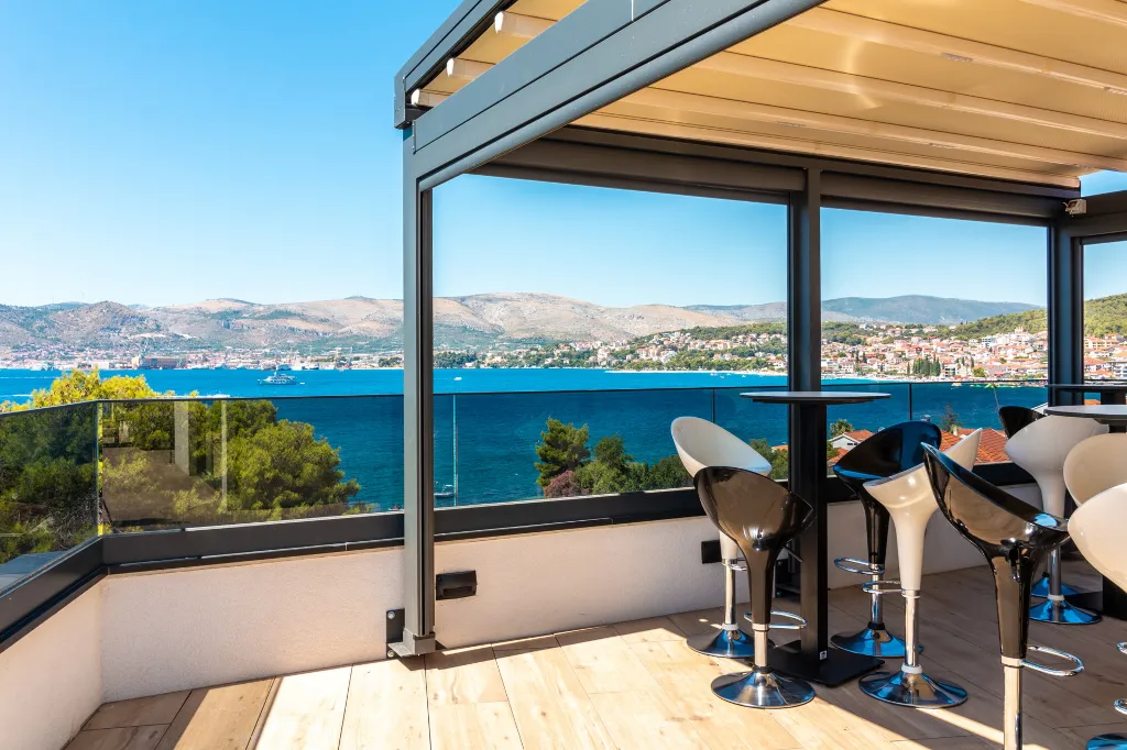 Modern Seaside Apartment with Pool, Okrug Gornji