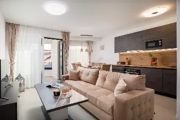 Modern Seaside Apartment with Pool, Okrug Gornji