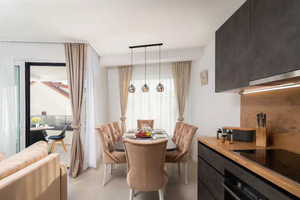 Modern Seaside Apartment with Pool, Okrug Gornji