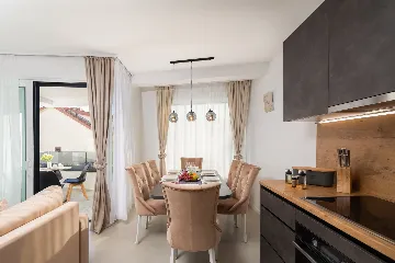 Modern Seaside Apartment with Pool, Okrug Gornji