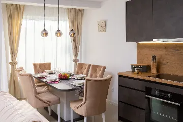 Modern Seaside Apartment with Pool, Okrug Gornji