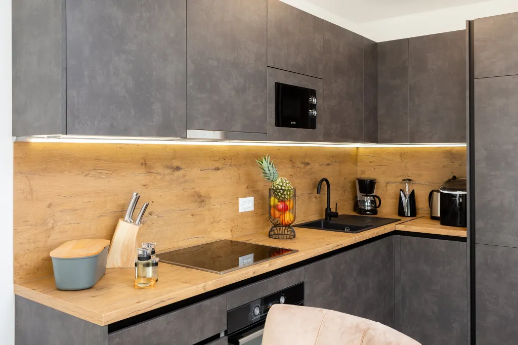 Modern Seaside Apartment with Pool, Okrug Gornji