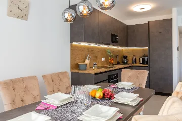 Modern Seaside Apartment with Pool, Okrug Gornji