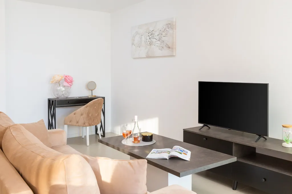 Modern Seaside Apartment with Pool, Okrug Gornji