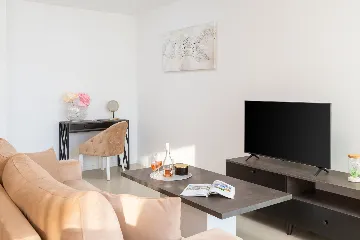 Modern Seaside Apartment with Pool, Okrug Gornji