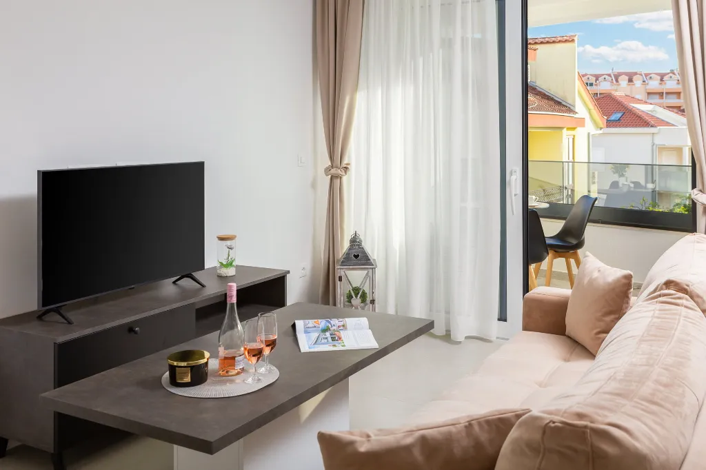 Modern Seaside Apartment with Pool, Okrug Gornji