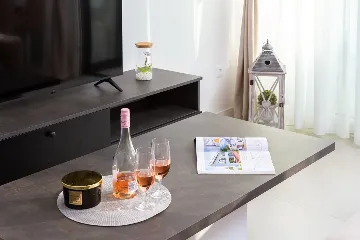 Modern Seaside Apartment with Pool, Okrug Gornji