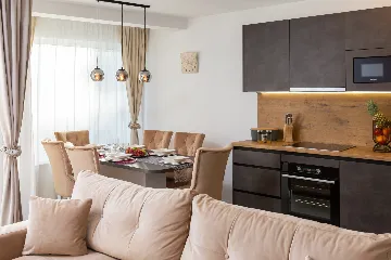 Modern Seaside Apartment with Pool, Okrug Gornji