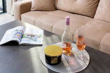 Modern Seaside Apartment with Pool, Okrug Gornji