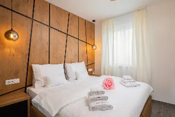 Modern Seaside Apartment with Pool, Okrug Gornji