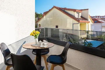 Modern Seaside Apartment with Pool, Okrug Gornji