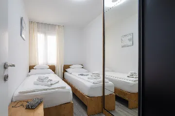 Modern Seaside Apartment with Pool, Okrug Gornji