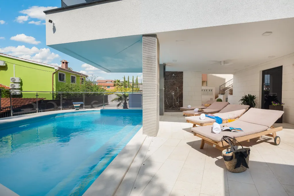 Seaside Apartment with Pool in Okrug Gornji