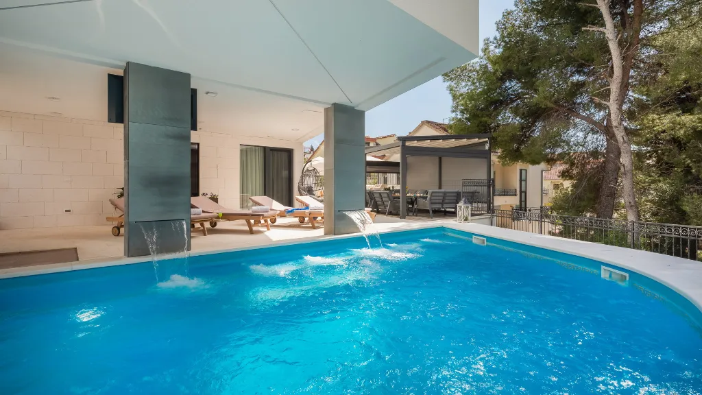 Seaside Apartment with Pool in Okrug Gornji