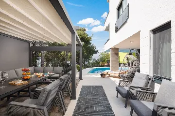 Seaside Apartment with Pool in Okrug Gornji