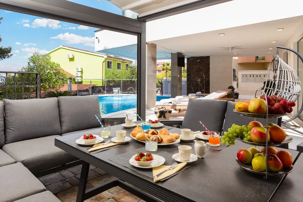 Seaside Apartment with Pool in Okrug Gornji