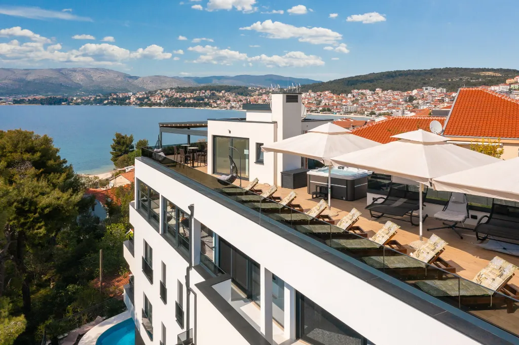 Seaside Apartment with Pool in Okrug Gornji