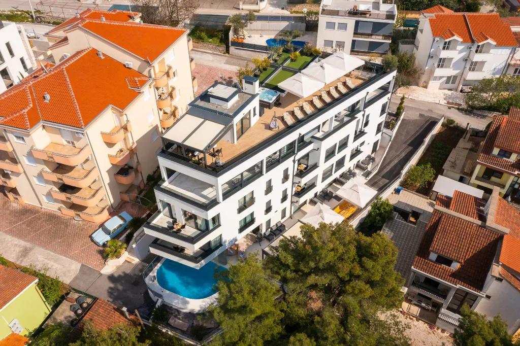 Seaside Apartment with Pool in Okrug Gornji