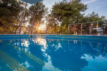 Seaside Apartment with Pool in Okrug Gornji